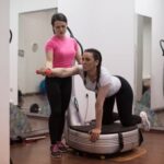 Step-by-step guide on becoming a fitness trainer in Orange County, including qualifications and certifications