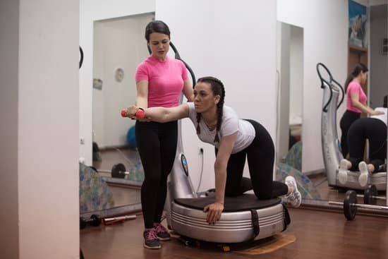 Step-by-step guide on becoming a fitness trainer in Orange County, including qualifications and certifications