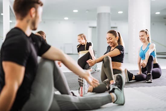 Where Does Toner Fit in Skincare Routine 1 Where Does Toner Fit in Skincare Routine: Balancing pH and Prepping for Moisturizer